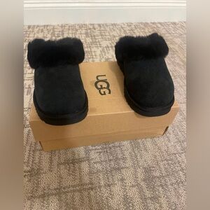 Nwt UGG W CLASSIC SLIPPERS ll Size 5